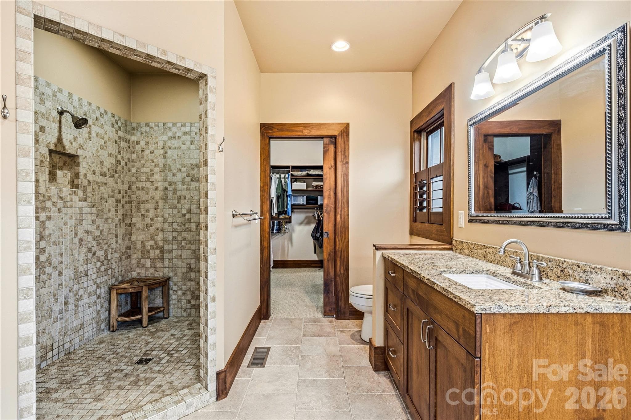 Primary time bathroom has dual sink and walk in closet - 4862 Pinnacle Mountain Road, Zirconia
