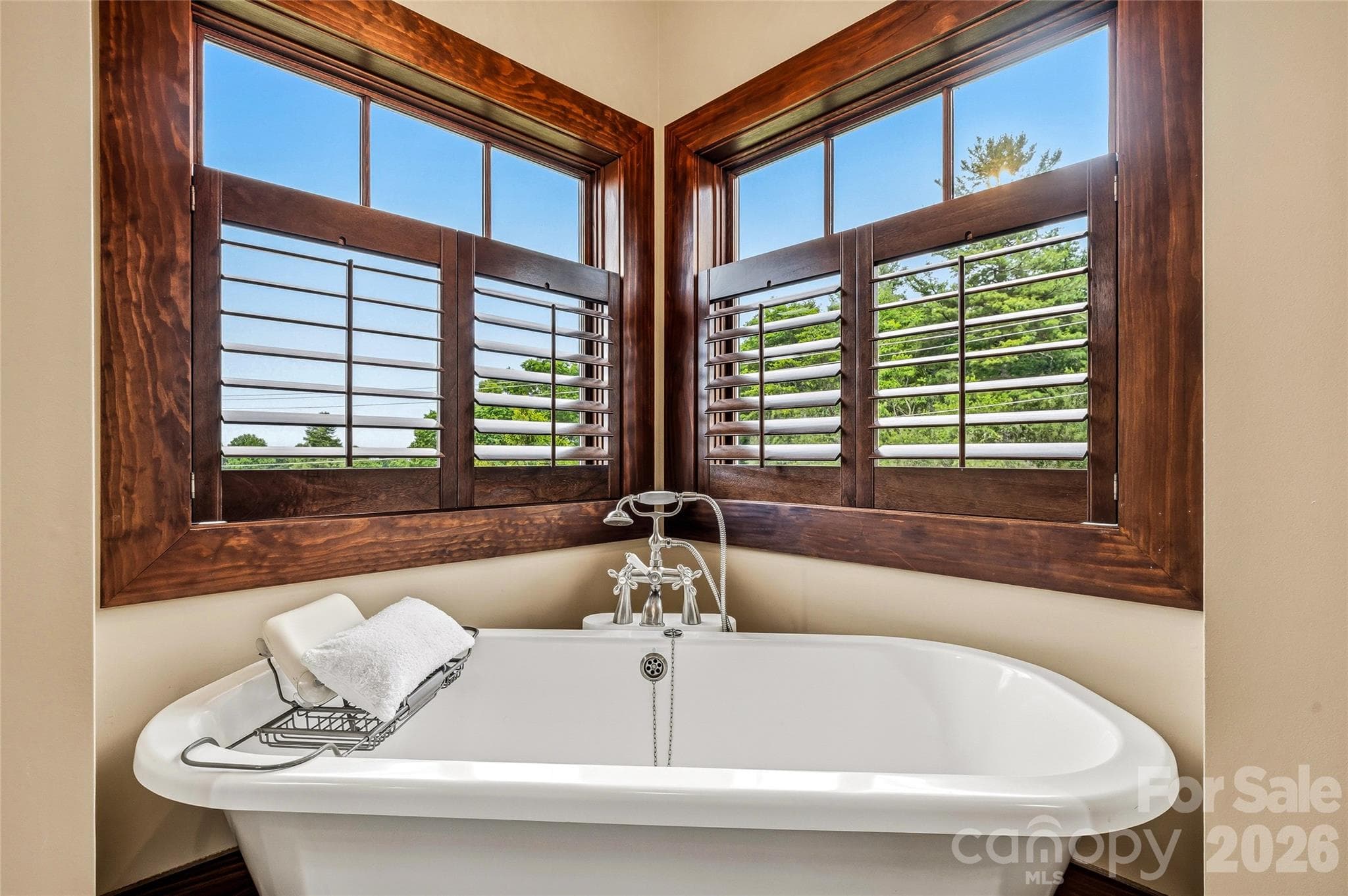 Primary bath with soaking tub and separate walk-in shower - 4862 Pinnacle Mountain Road, Zirconia