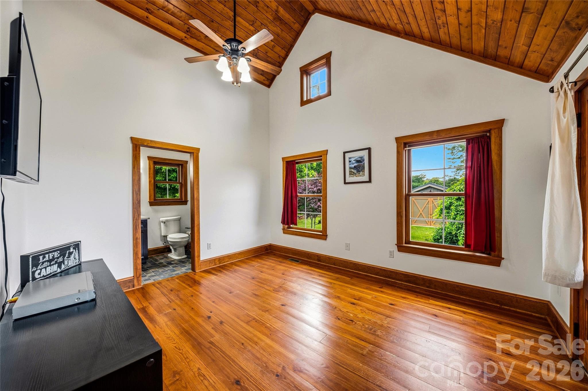 Guest house bedroom - 4862 Pinnacle Mountain Road, Zirconia