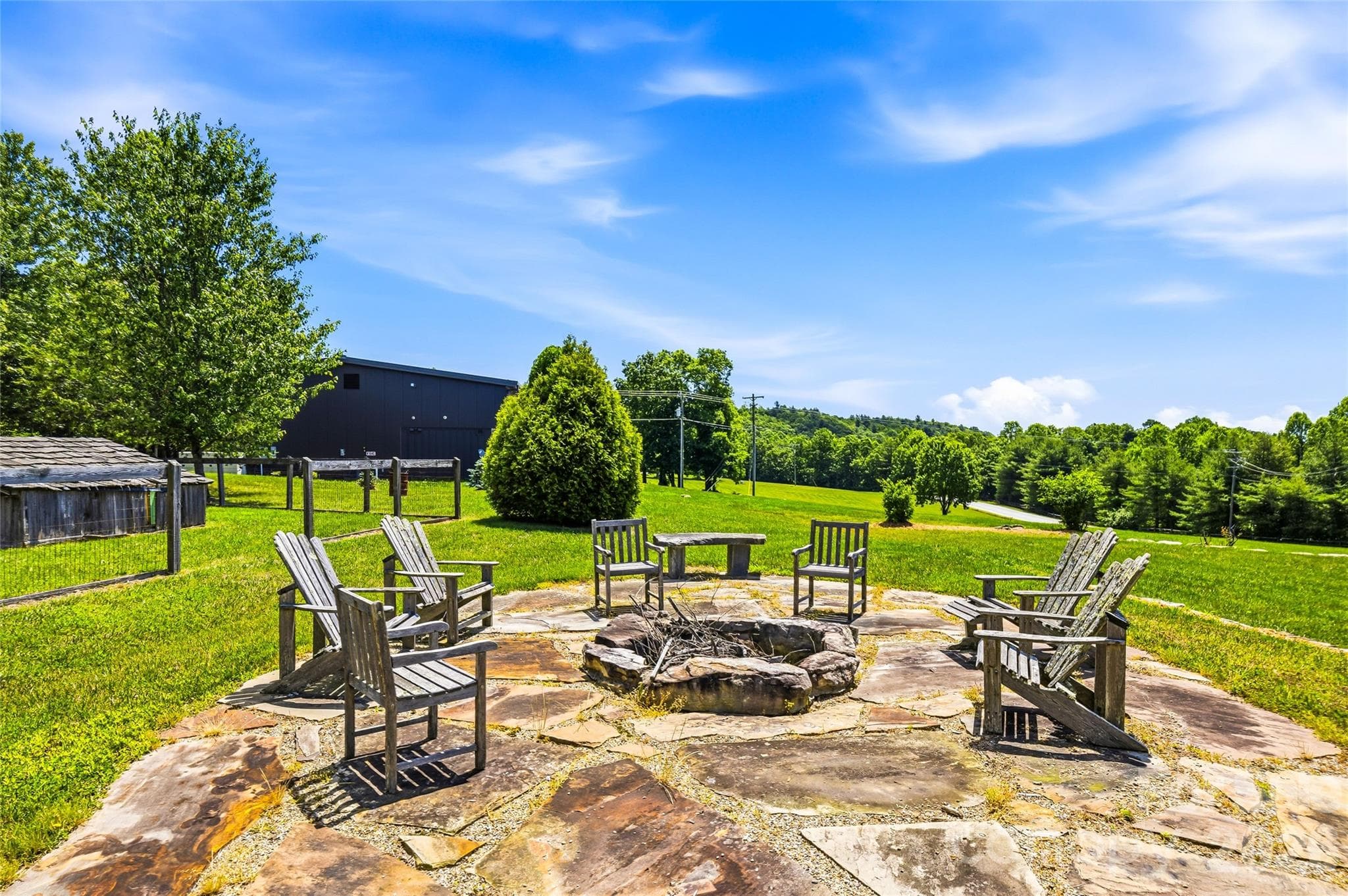 Outdoor firepit - 4862 Pinnacle Mountain Road, Zirconia