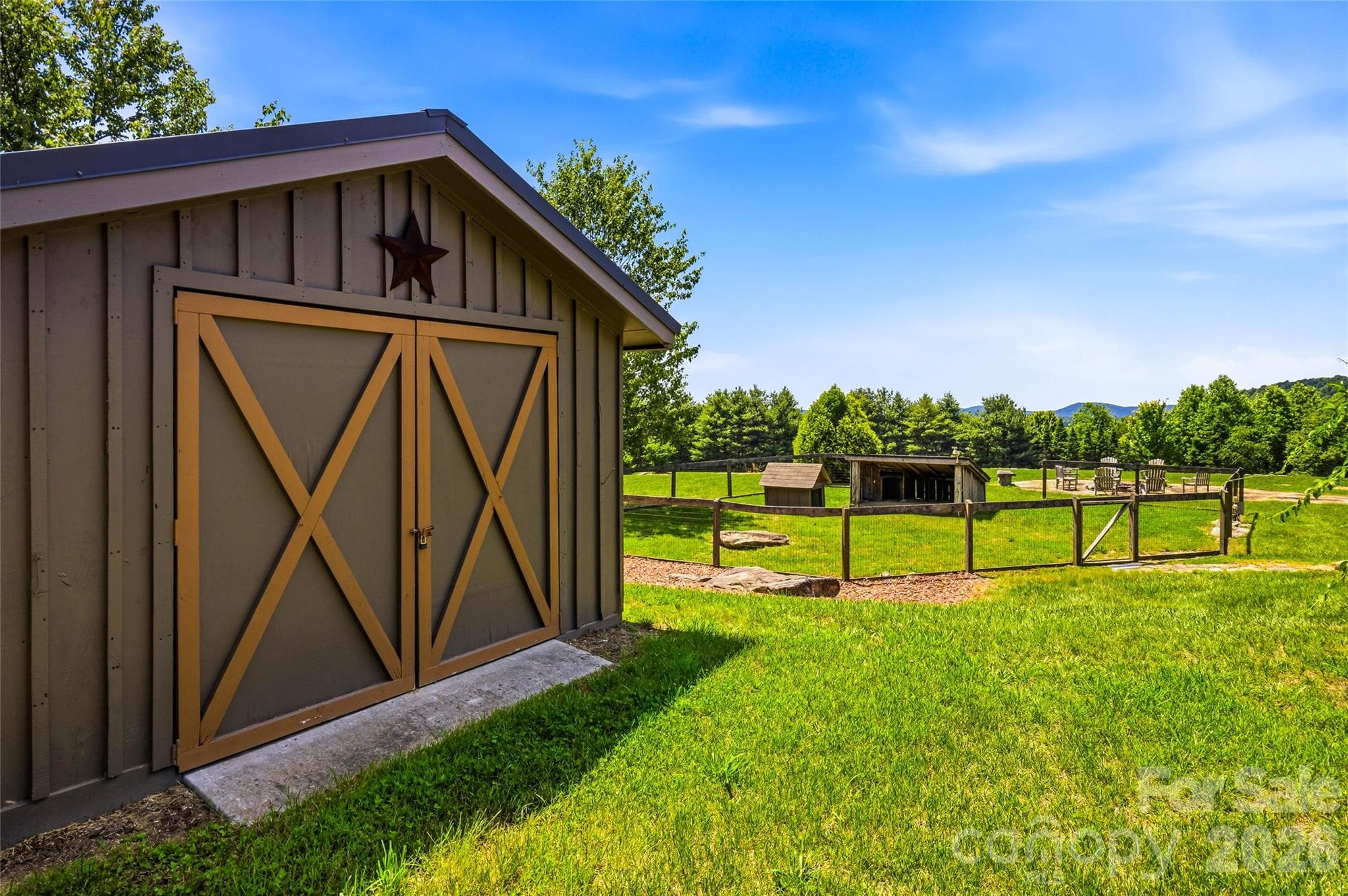 Storage and fenced area ideal for pets - 4862 Pinnacle Mountain Road, Zirconia
