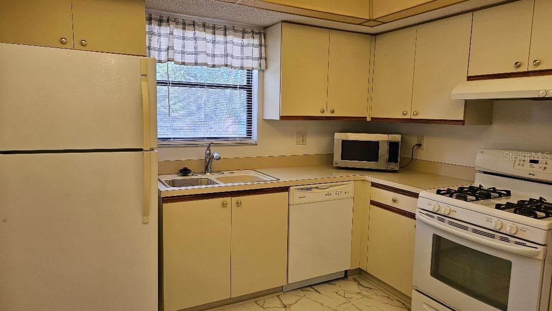 Condominium at 5920 80TH ST N #308, ST PETERSBURG, photo 7 of 32