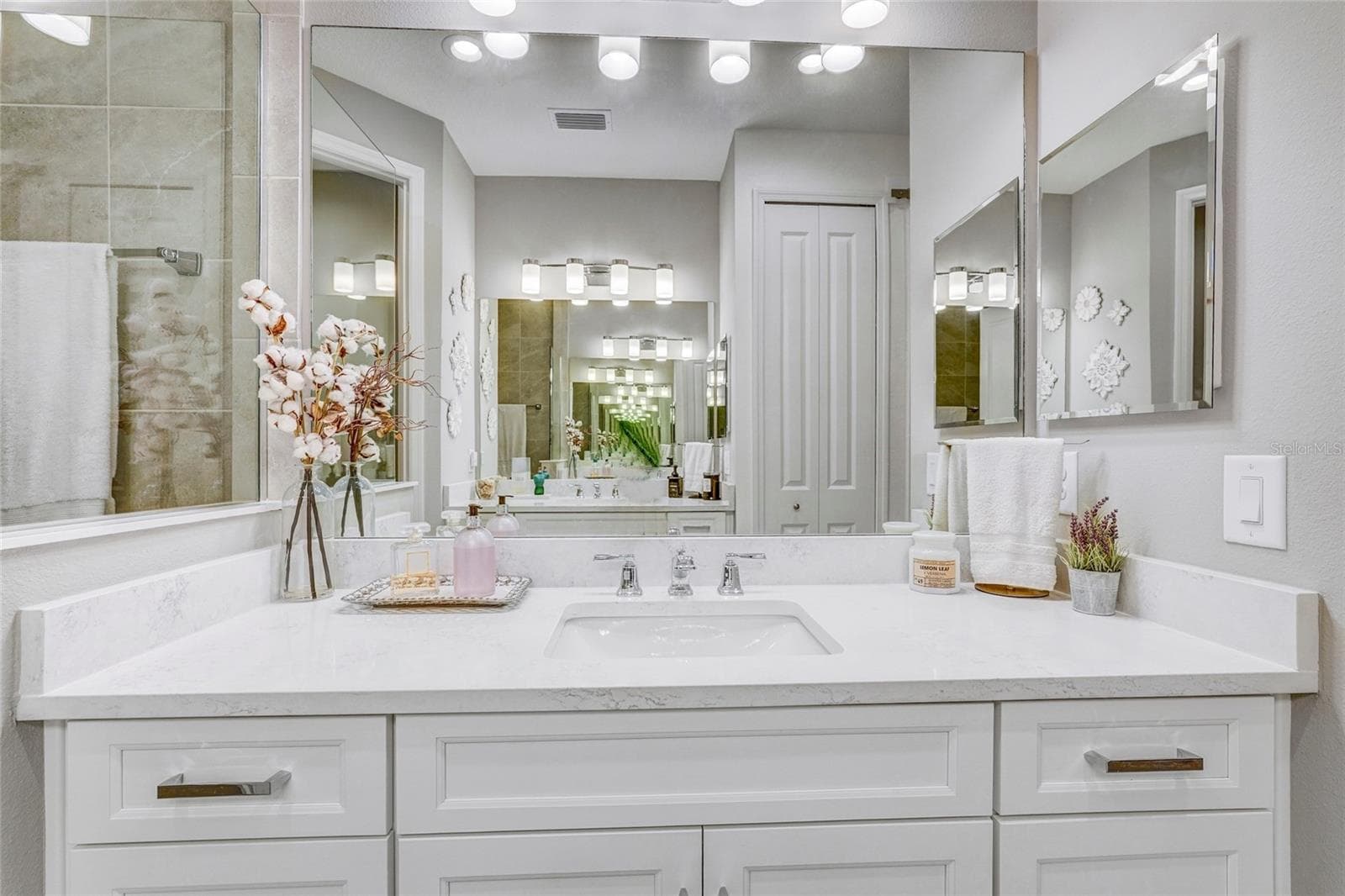 Dual His Her Vanities - 10233 LAKE WALES CIR, SARASOTA