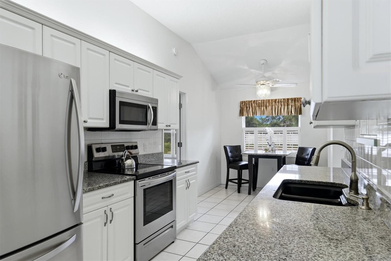 Kitchen with breakfast nook. - 2404 50TH DR E, BRADENTON