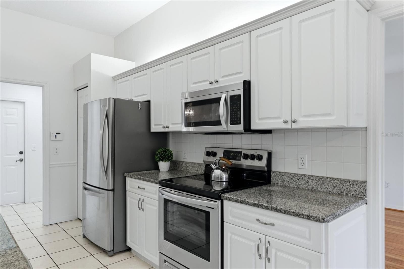 Kitchen with granite countertops, closet pantry - 2404 50TH DR E, BRADENTON