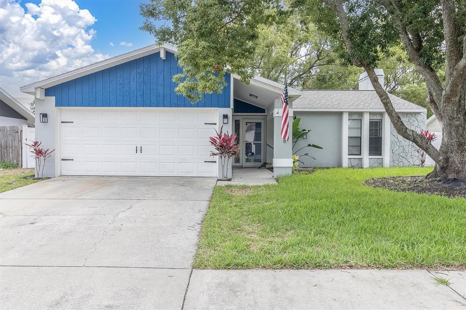 8038 BUTTONBALL LN