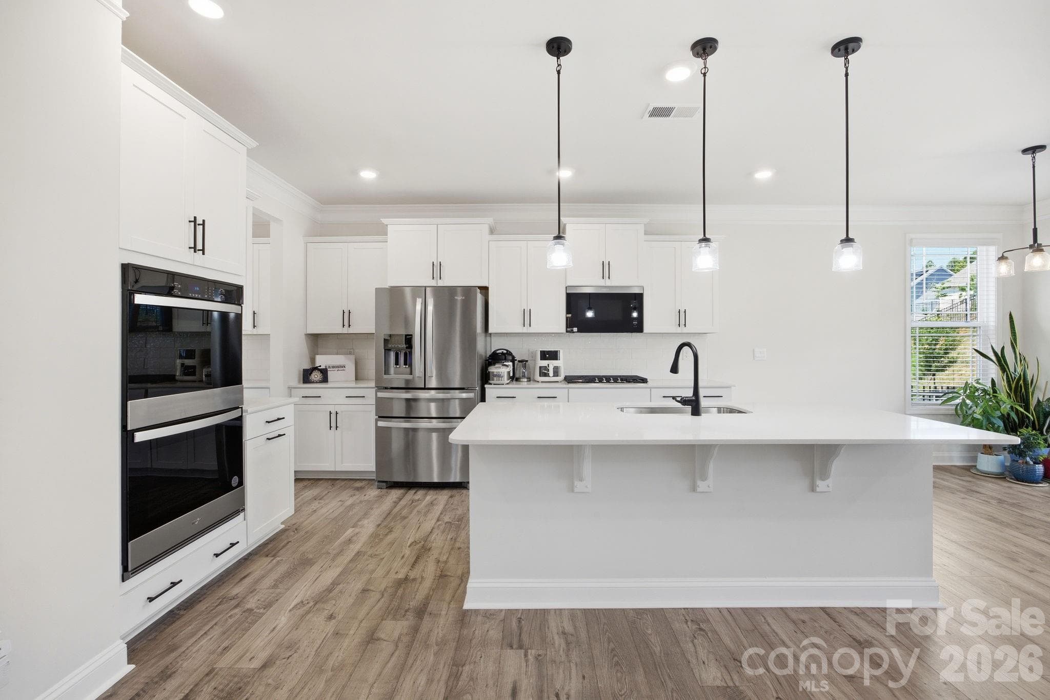 Gourmet Kitchen with double ovens and quartz counters - Troutman