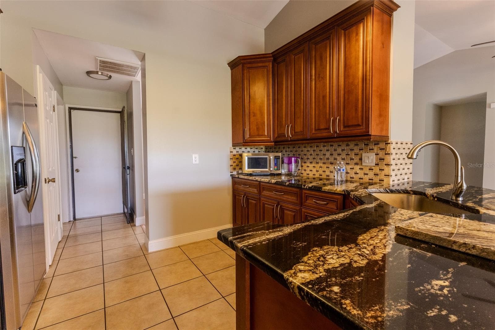 Kitchen with garage door and laundry room access - 1861 CROWLEY CIR E, LONGWOOD