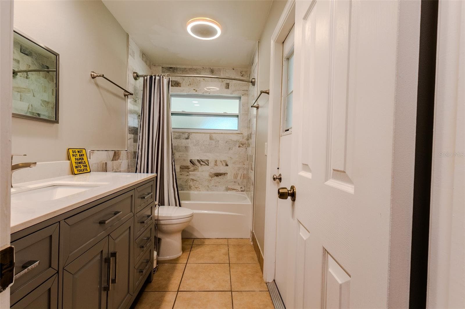 Guest bath with access door to porch/lanai - 1861 CROWLEY CIR E, LONGWOOD