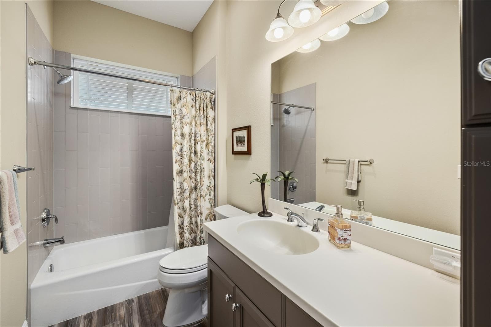 Guest Bathroom - 1097 SUGAR LOAF KEY LOOP, LADY LAKE