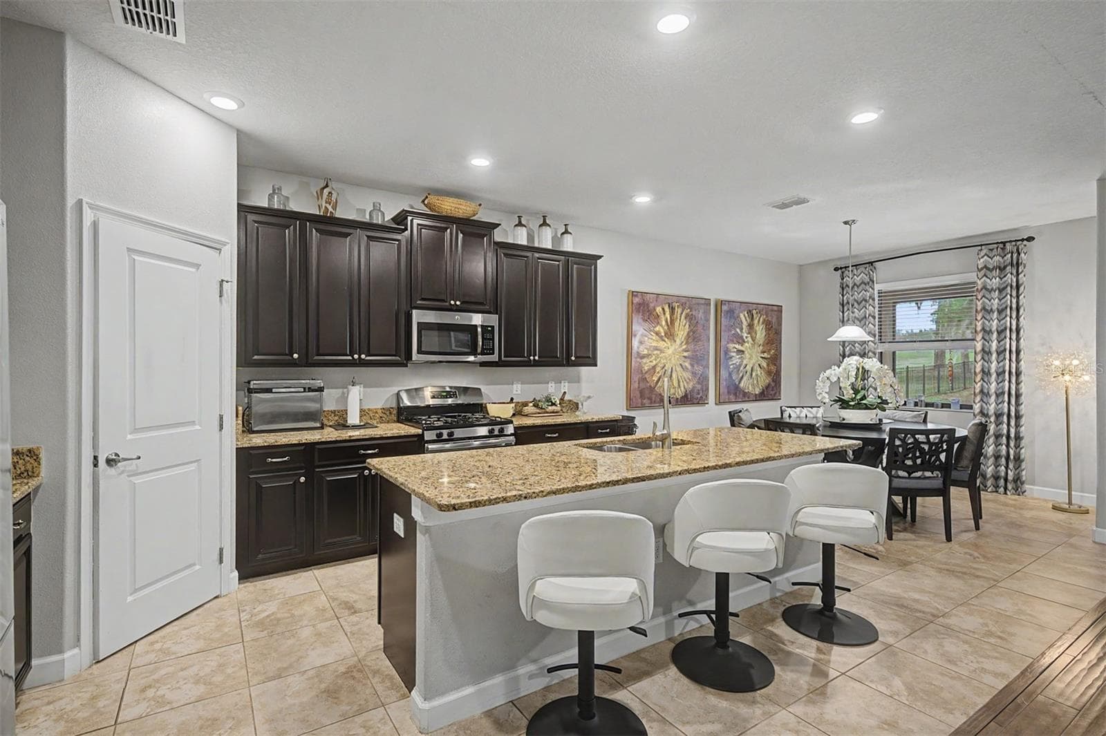 Center Island breakfast bar - 4926 SOUTHERN VALLEY LOOP, BROOKSVILLE