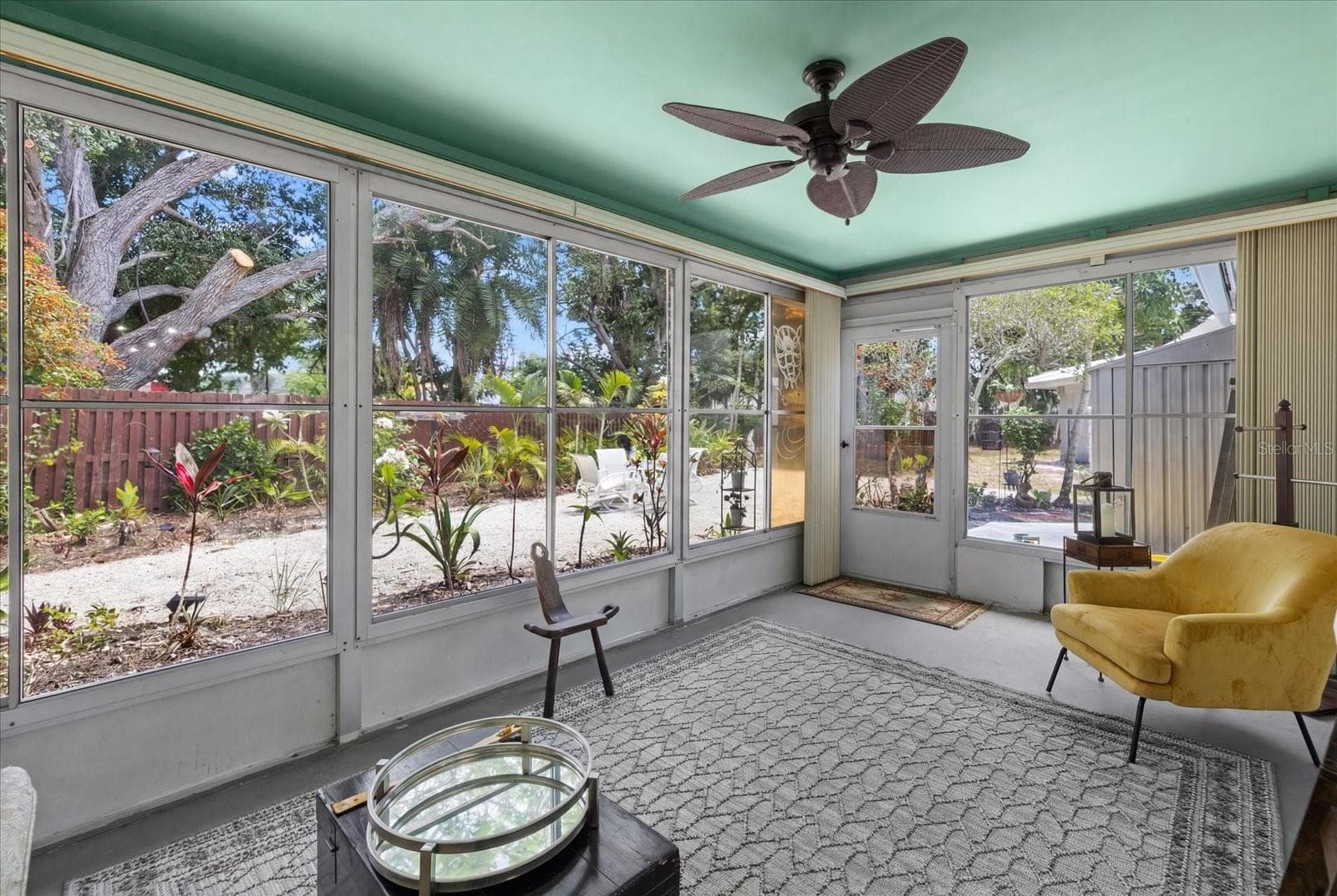 Florida room overlooking your private backyard - 4305 CHINABERRY CIR, BRADENTON