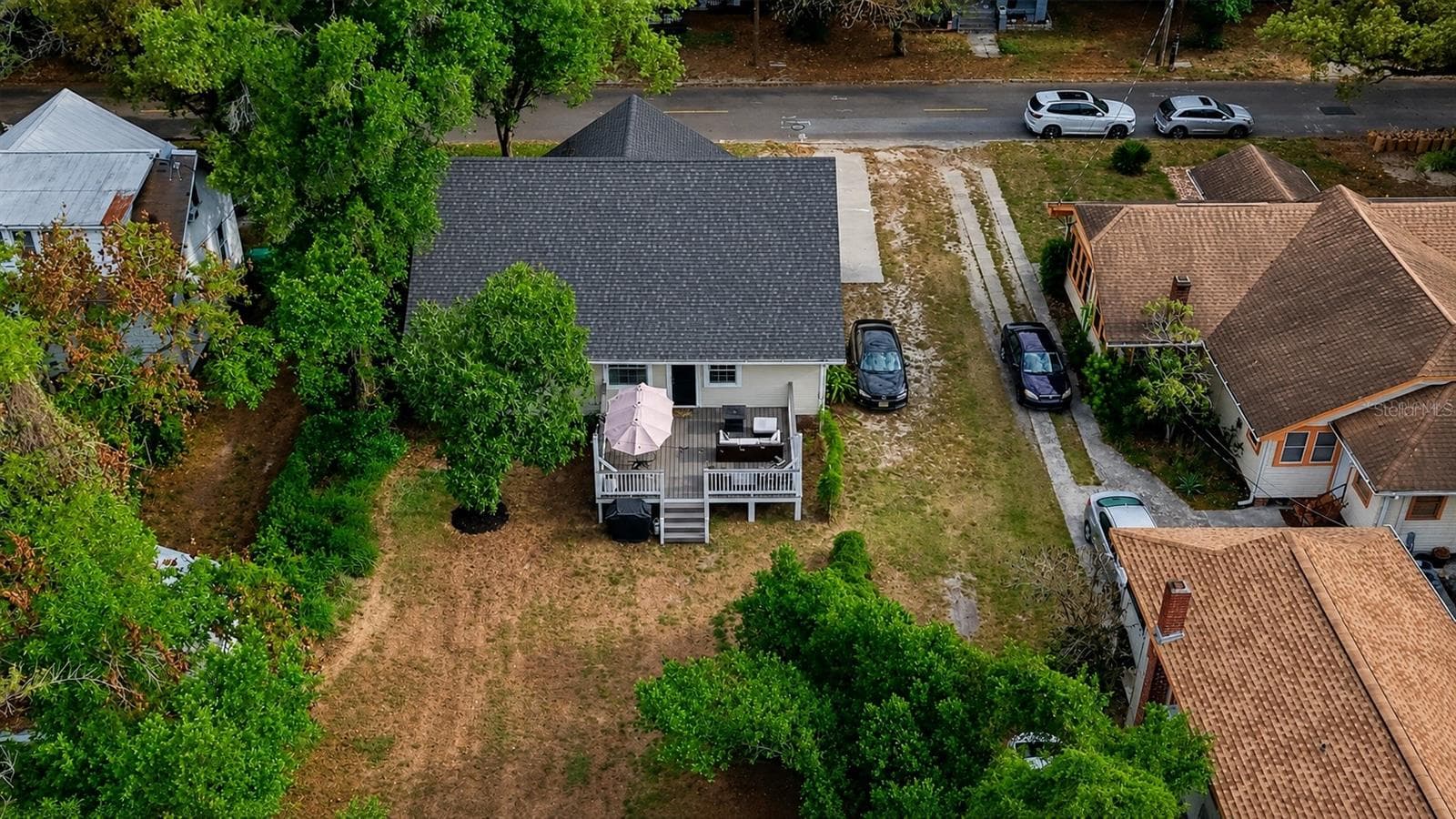 Aerial view showing lot size and surrounding neighborhood. - 805 E CHELSEA ST, TAMPA