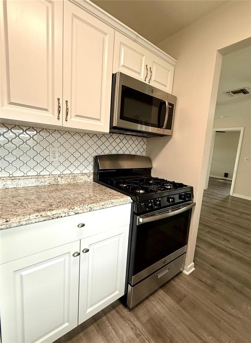 Kitchen gas stove - 9129 SEWELL LN, SPRING HILL