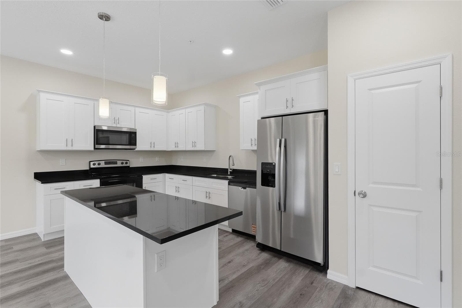 Townhouse at 4369 CAMBIO GARDENS CT, TAMPA, photo 7 of 25