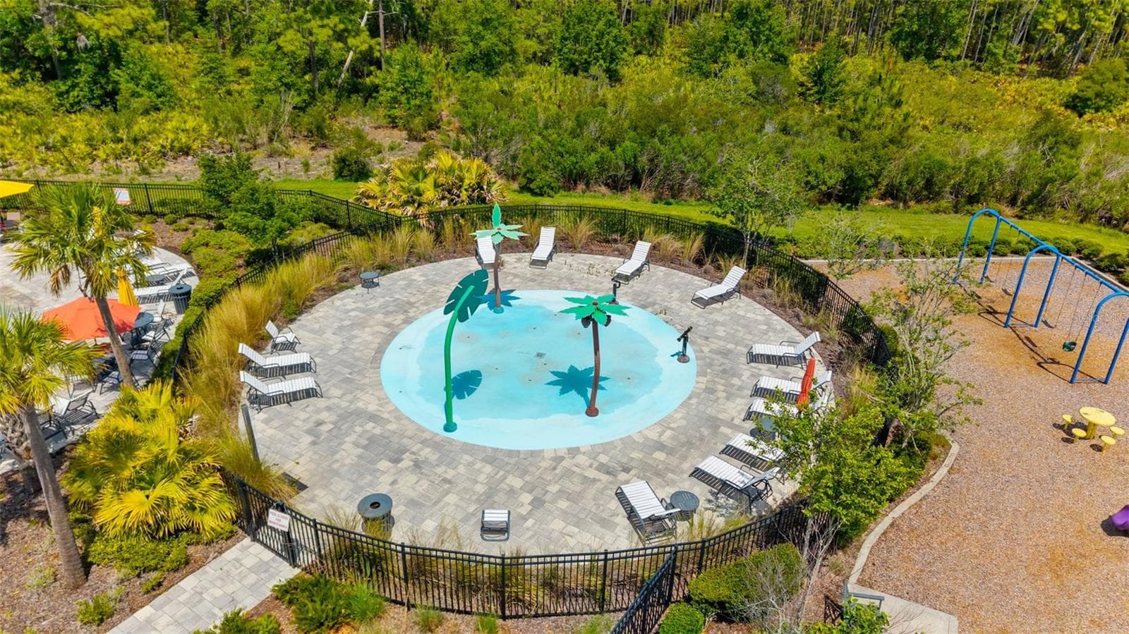 Splash pad at the main pool - 5782 HOLLINGWORTH TRL, WESLEY CHAPEL