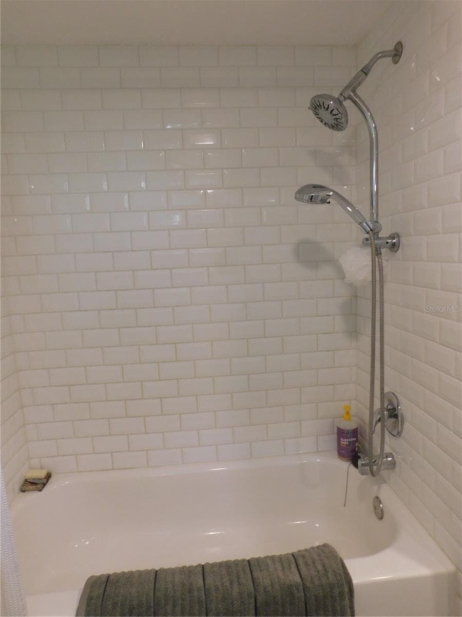 Shower Tub Combo - 8020 HUNTERS WHIP ROW, HUDSON