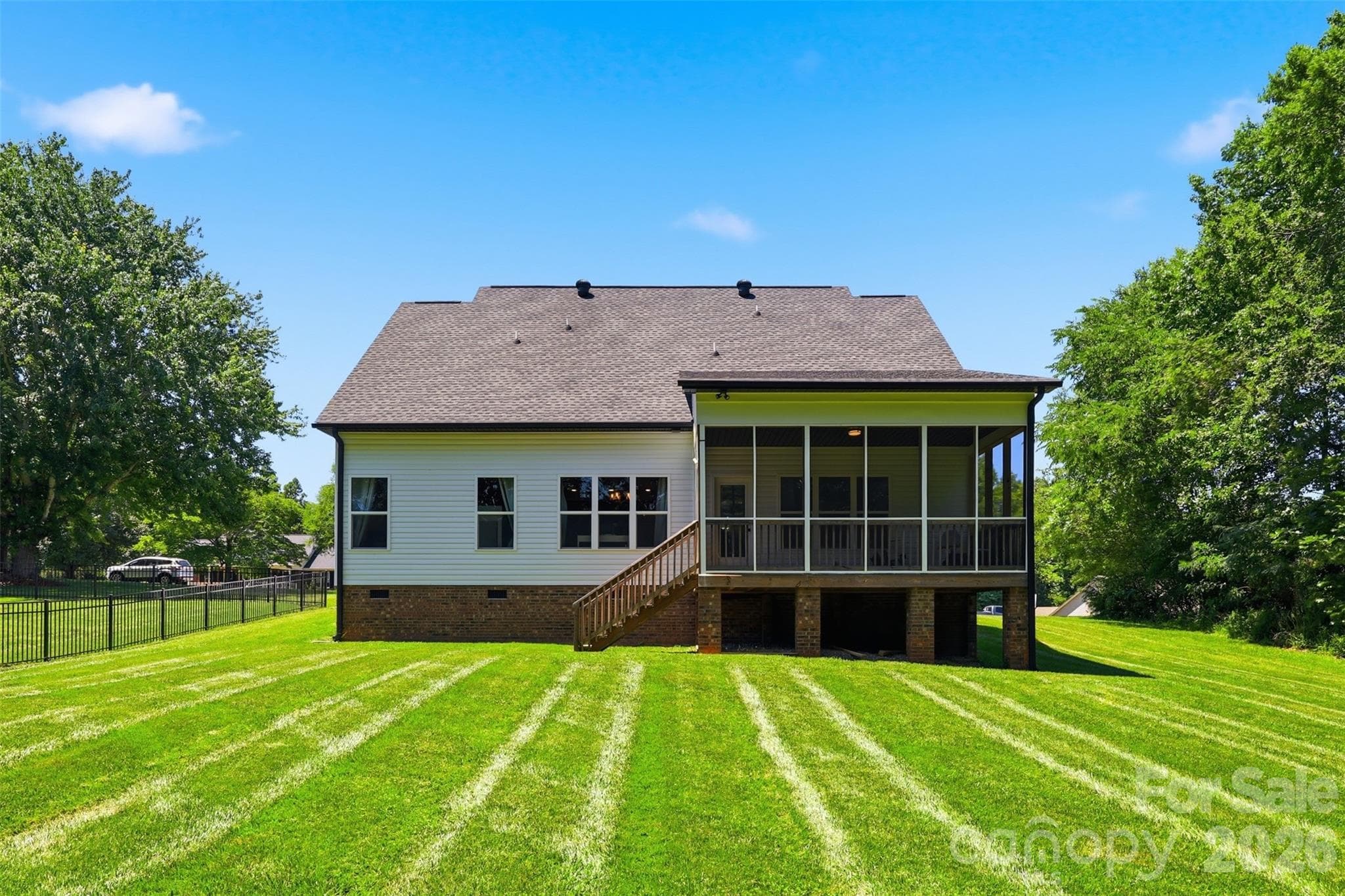 Sprawling backyard with beautiful lawn - Rock Hill