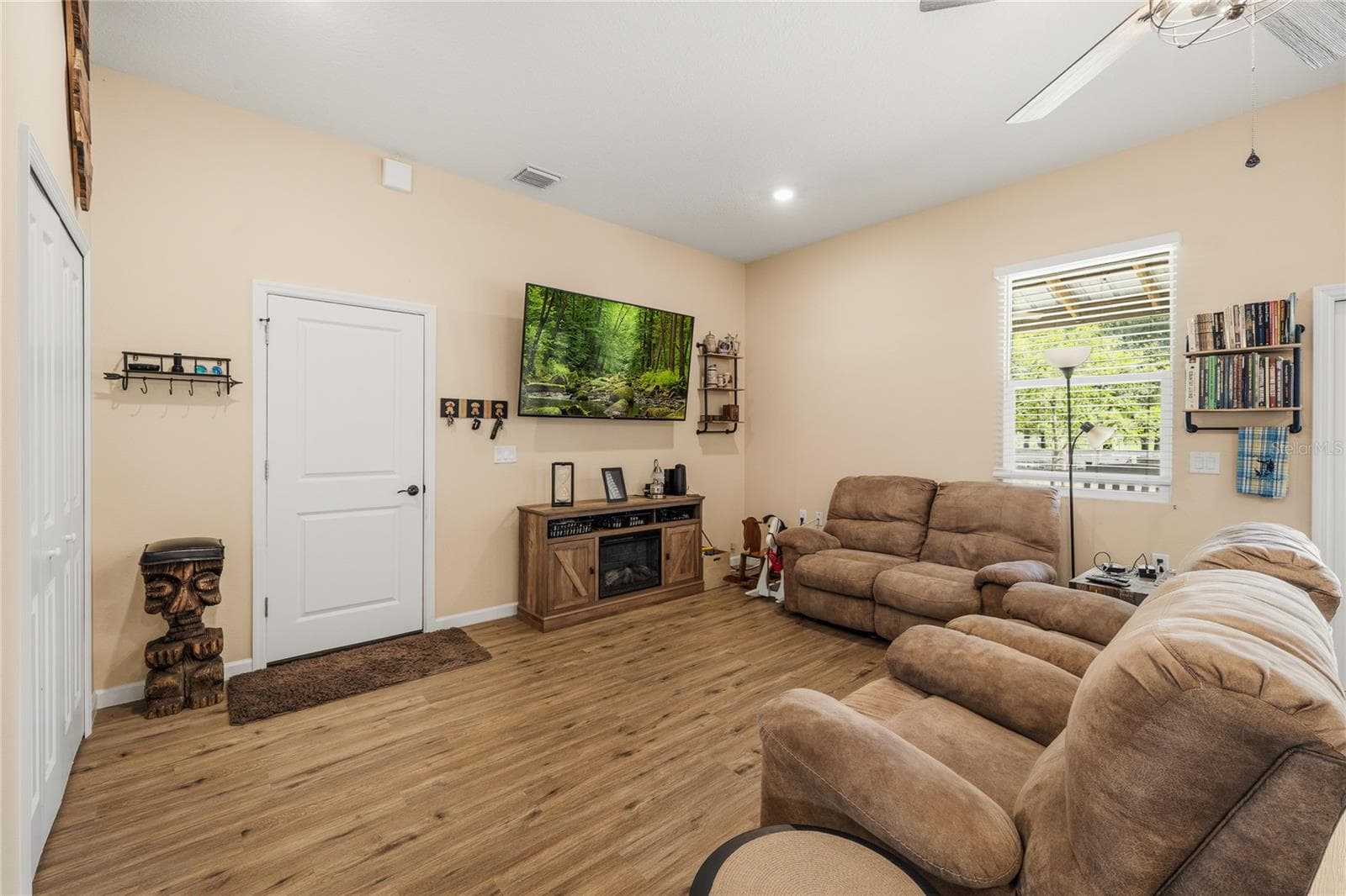 Living Room/Den - 135 LINDA SUE DR, LAKE HELEN