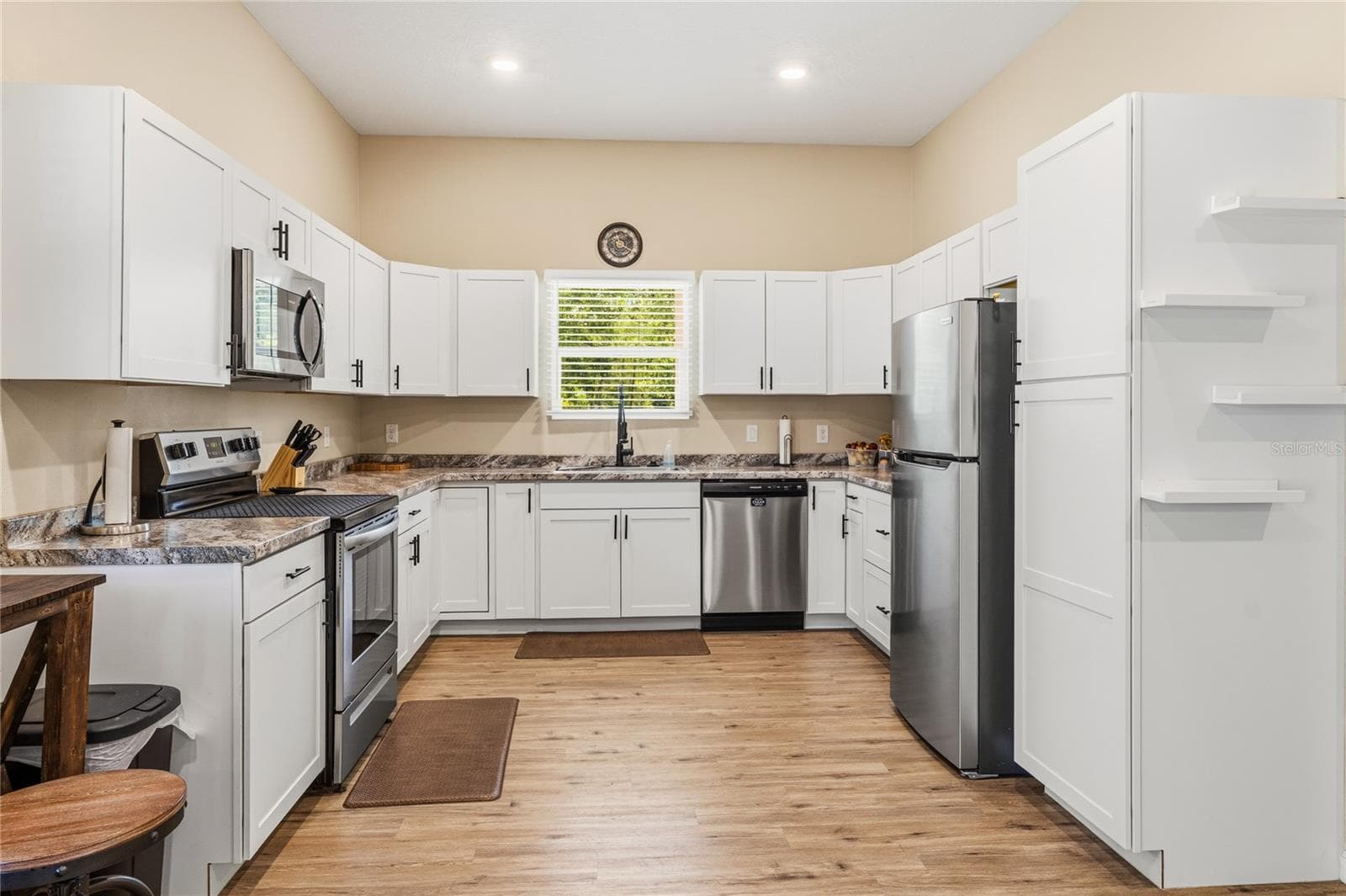 Kitchen - 135 LINDA SUE DR, LAKE HELEN