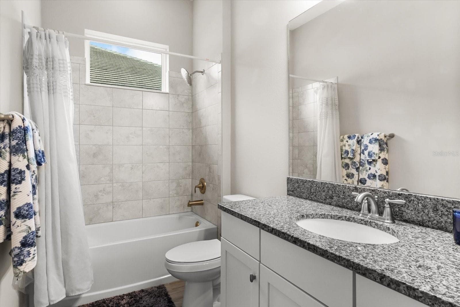 3rd full bath between bedroom 2 & 3 - 6325 RIVO LAKES BLVD, SARASOTA
