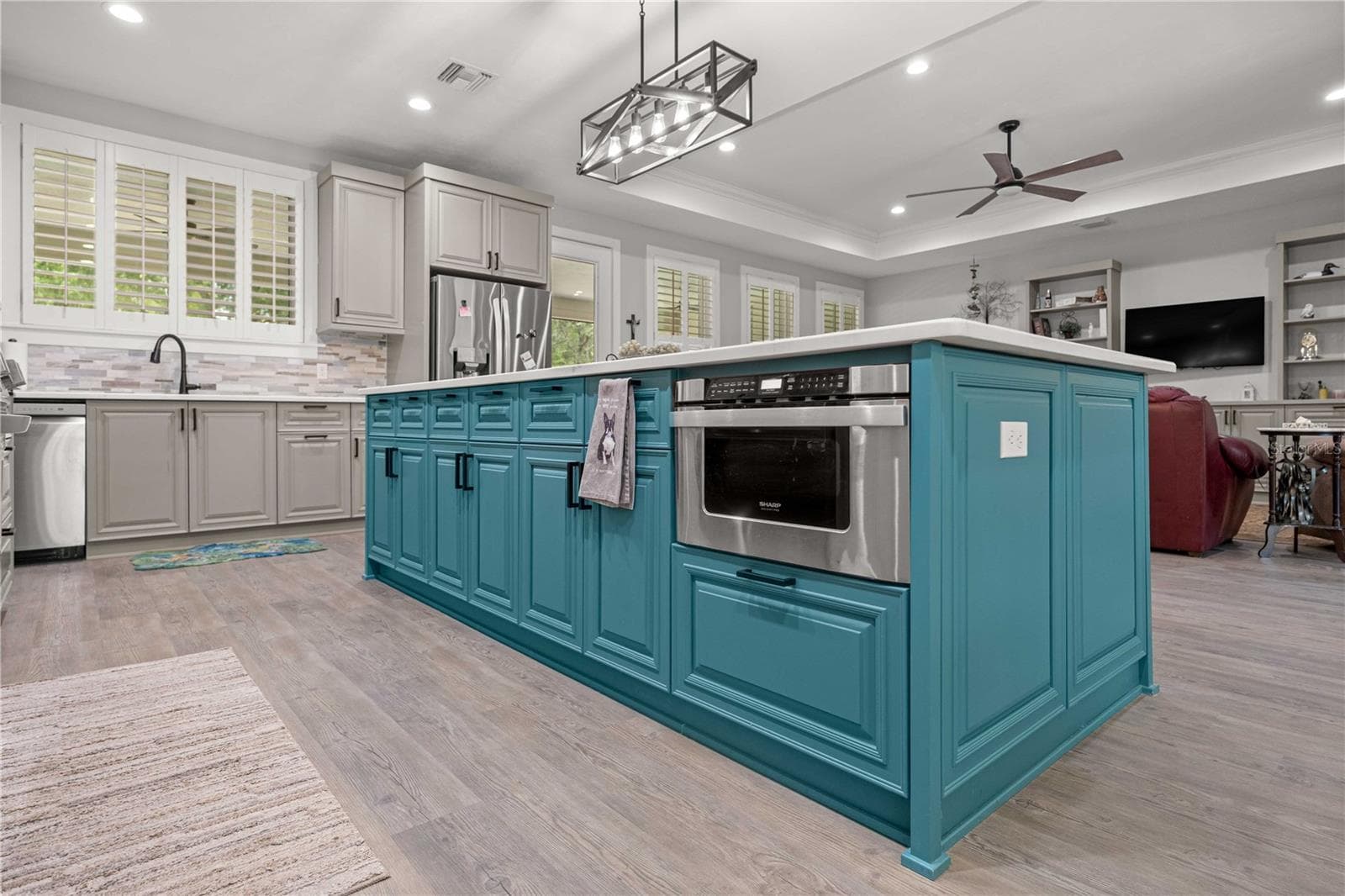 Center Island with Microwave - 18272 SW 65TH LOOP, DUNNELLON