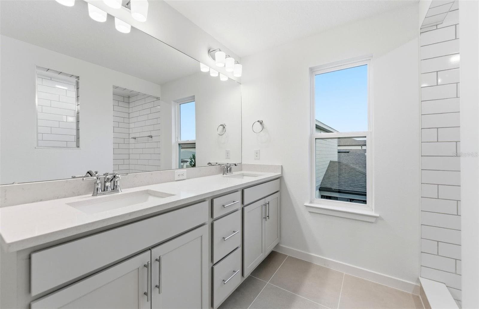 Owner's Bath w/Dual Sinks - 33426 BARNEBROOK DR, WESLEY CHAPEL