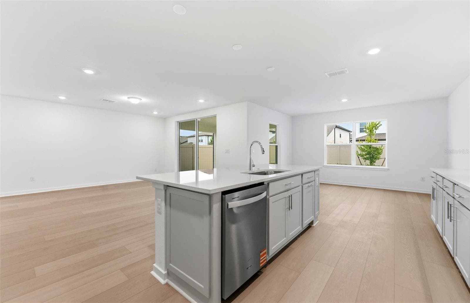 Center Island w/Storage - 33426 BARNEBROOK DR, WESLEY CHAPEL