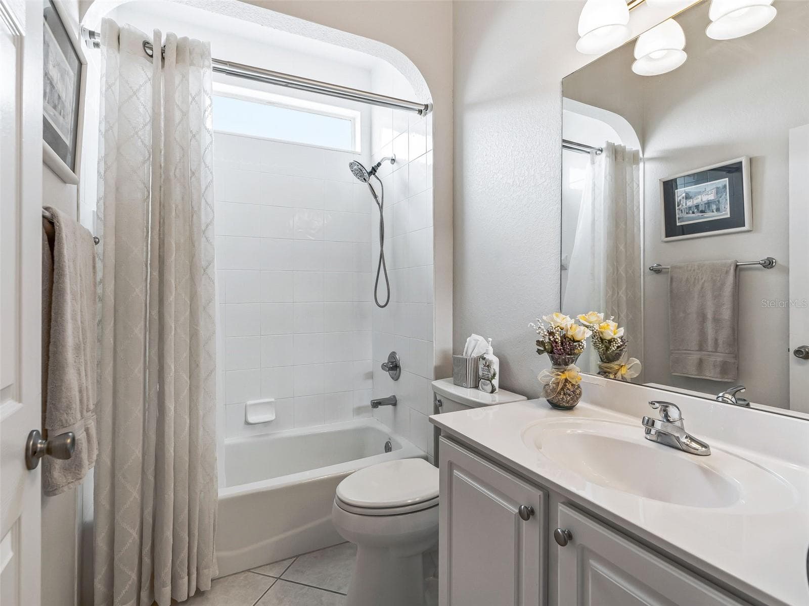 Guest Bathroom w/Tiled Tub & Shower Combination - 12421 SE 174TH LOOP, SUMMERFIELD