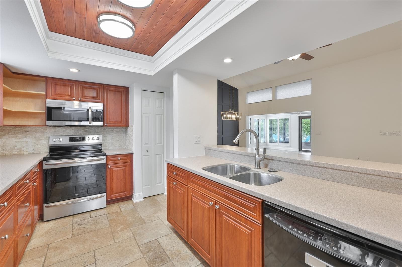 Single Family Residence at 14651 VILLAGE GLEN CIR, TAMPA, photo 17 of 59