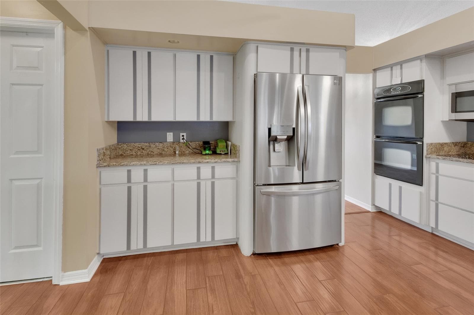 Stainless Refrigerator. Granite Counters. - 2465 ROYAL RD, DELAND