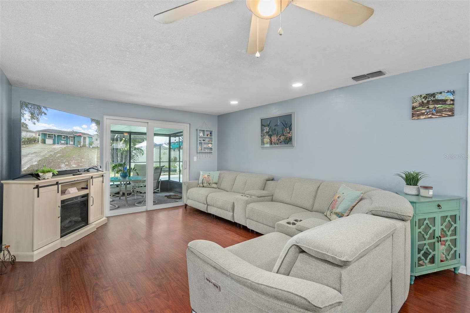 Single Family Residence at 7906 WOODVINE CIR, TAMPA, photo 6 of 34