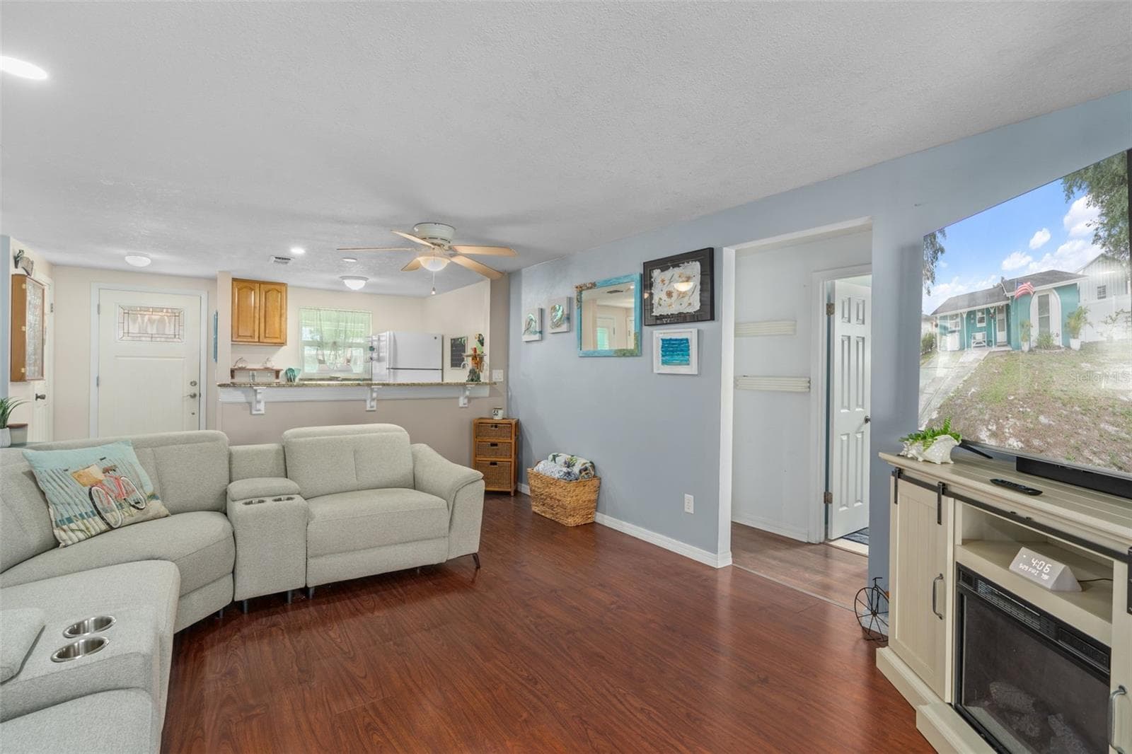 Single Family Residence at 7906 WOODVINE CIR, TAMPA, photo 7 of 34