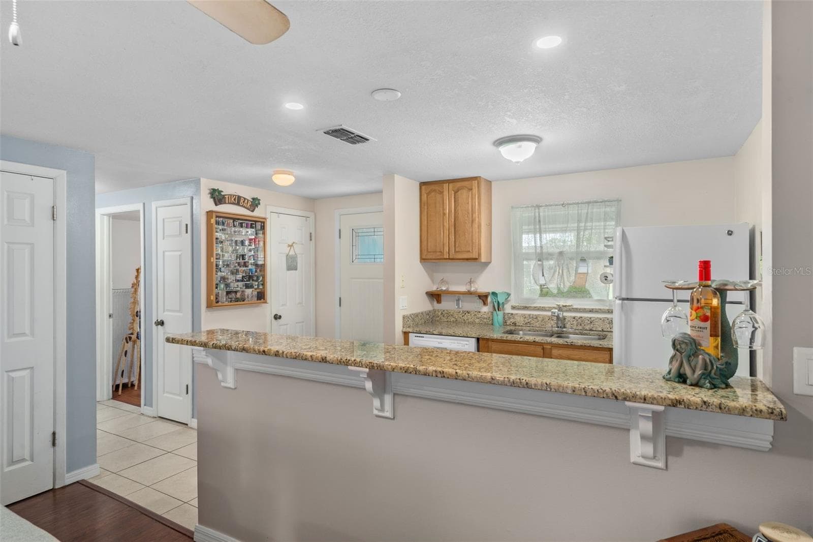 Single Family Residence at 7906 WOODVINE CIR, TAMPA, photo 8 of 34
