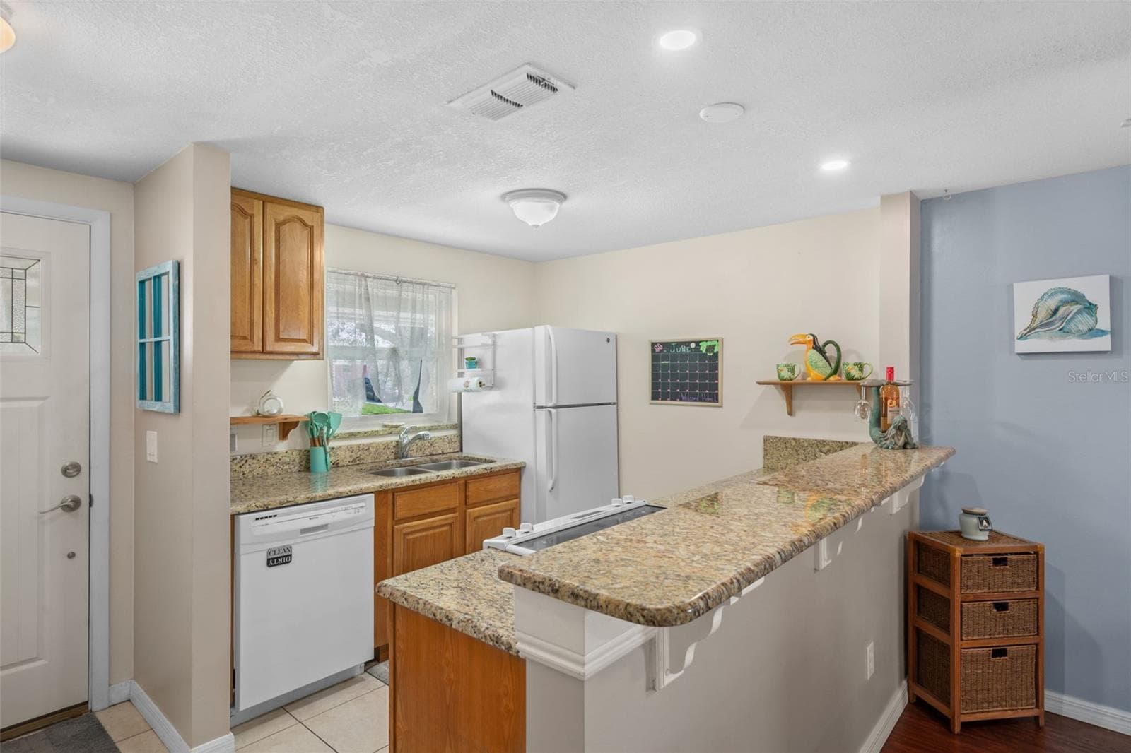 Single Family Residence at 7906 WOODVINE CIR, TAMPA, photo 9 of 34