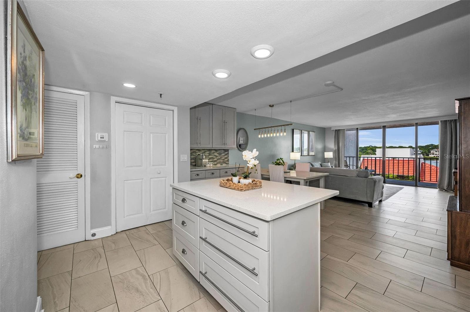 Wonderful Center Island - 19111 VISTA BAY DR #304, INDIAN SHORES