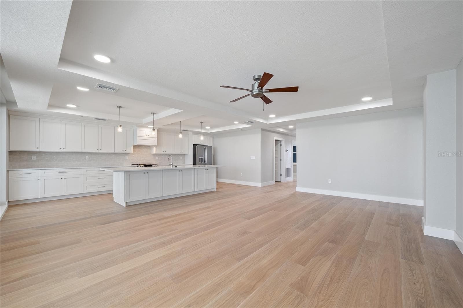 Living room - 14048 GULF BLVD #402, MADEIRA BEACH