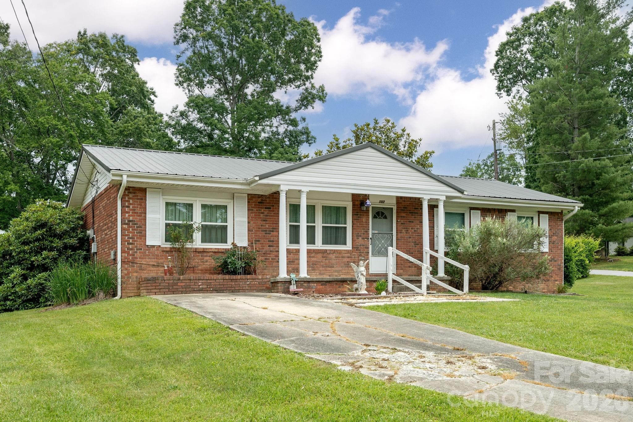 Single Family Residence at Hendersonville, photo 2 of 25