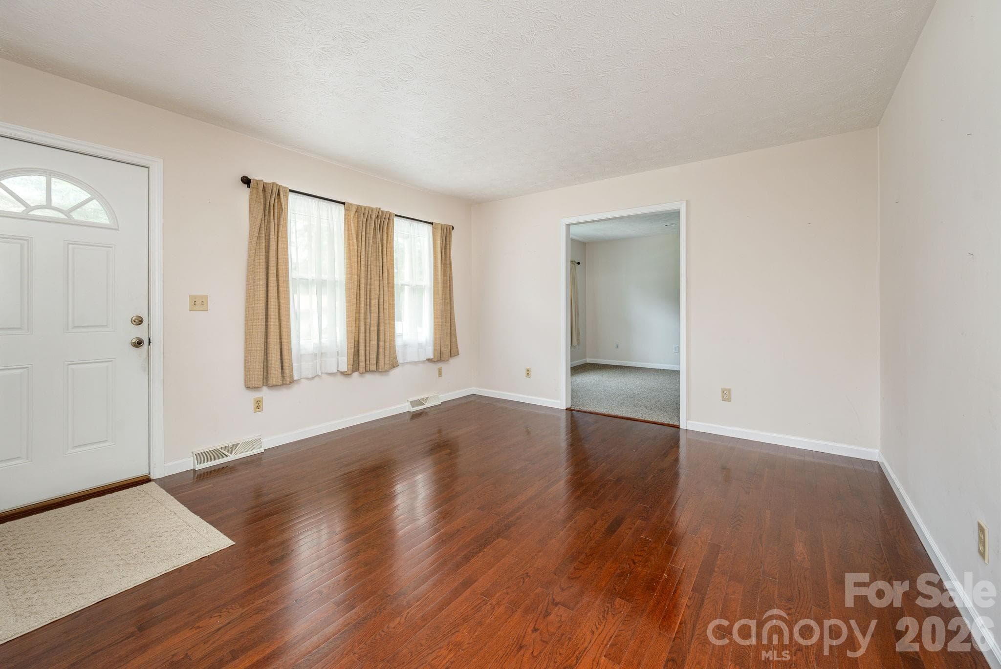 Single Family Residence at Hendersonville, photo 4 of 25