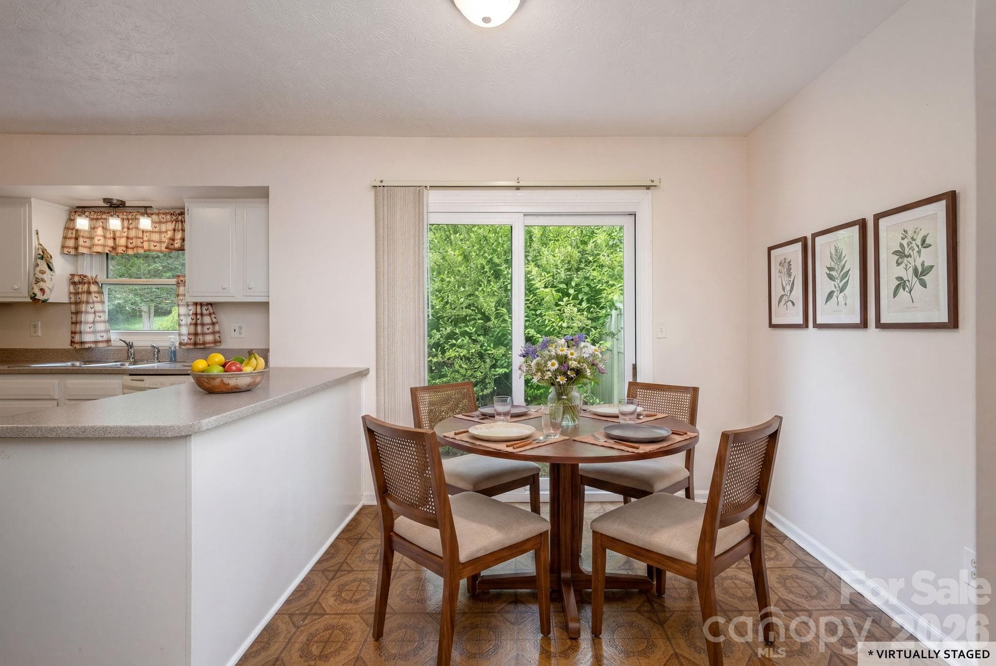 Single Family Residence at Hendersonville, photo 6 of 25