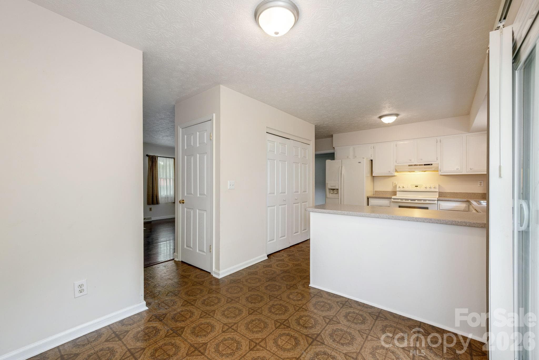 Single Family Residence at Hendersonville, photo 7 of 25