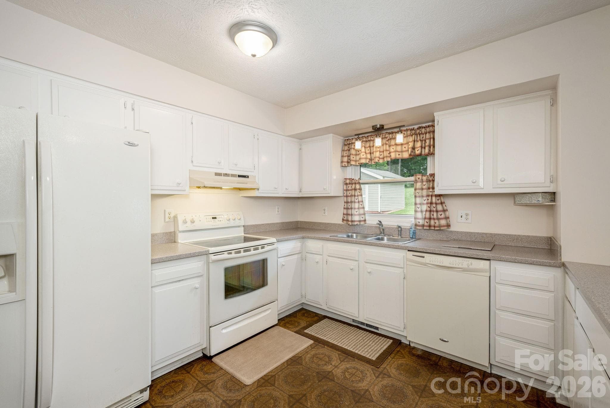 Single Family Residence at Hendersonville, photo 8 of 25