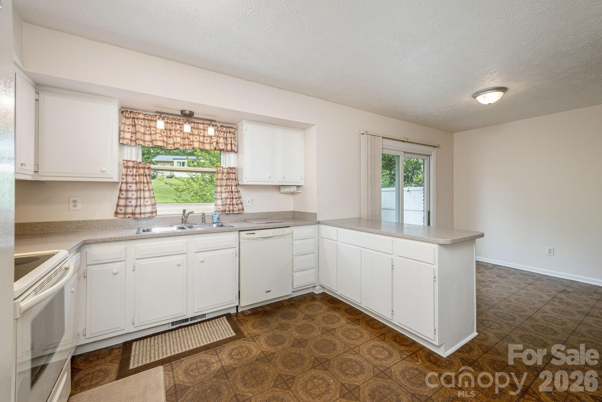 Single Family Residence at Hendersonville, photo 9 of 25