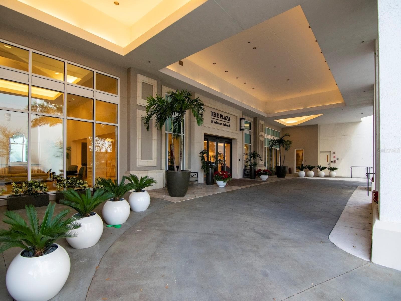 Porte A Corchere entrance with valet parking services - 450 KNIGHTS RUN AVE #1501, TAMPA
