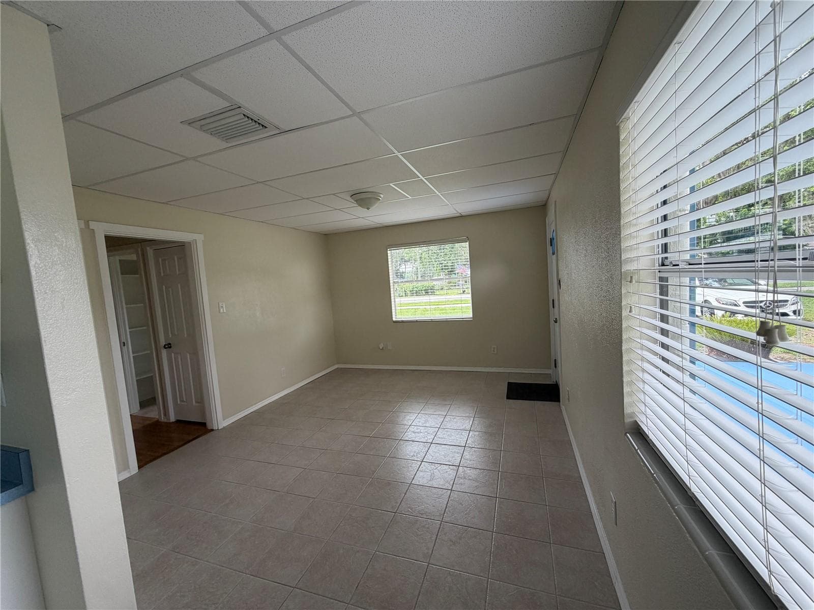 Kit to LR View - 2301 E WARM SPRINGS AVE, COLEMAN