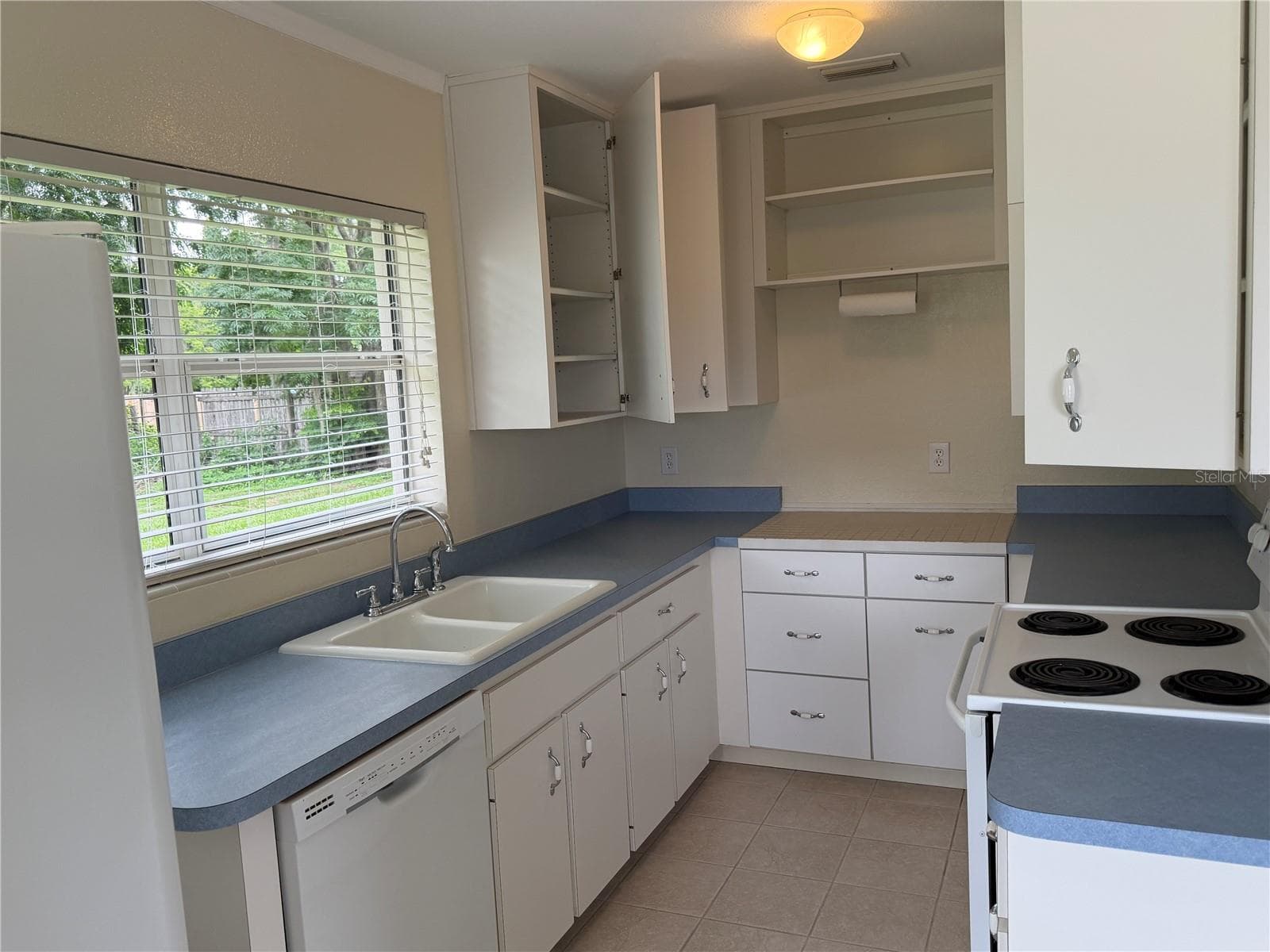 Kit View - 2301 E WARM SPRINGS AVE, COLEMAN