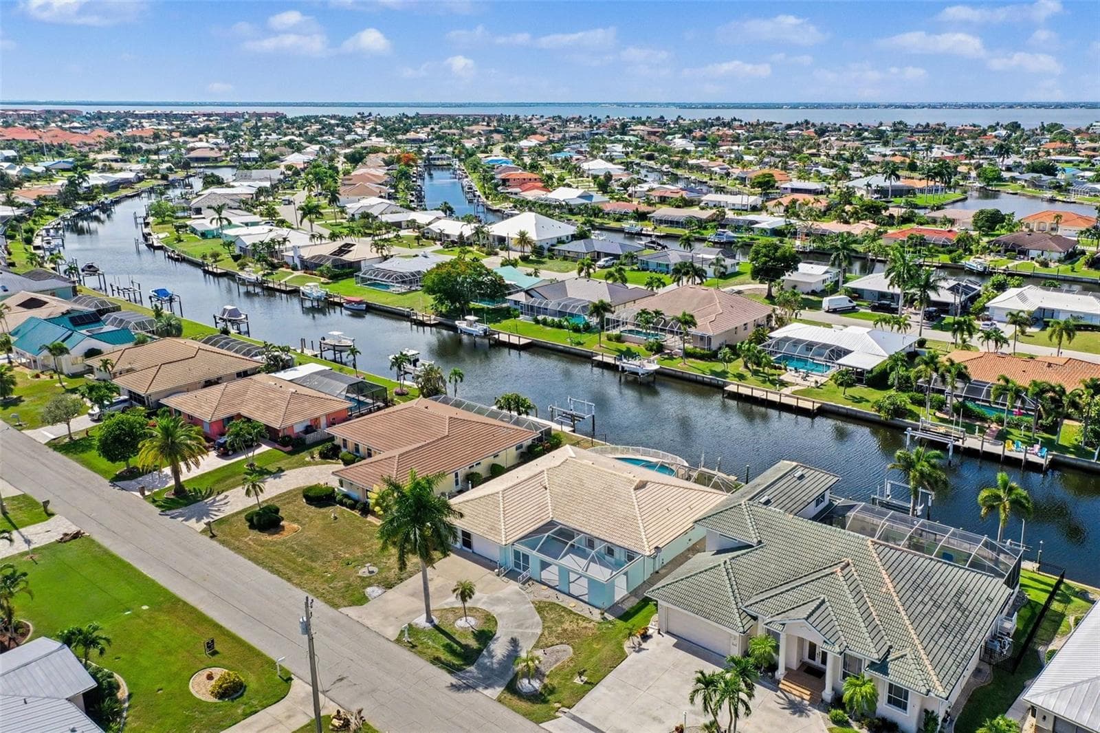 Coastal lifestyle living on the canal system that brings you out to the Peace River and Charlotte Harbor - 548 BELVEDERE CT, PUNTA GORDA