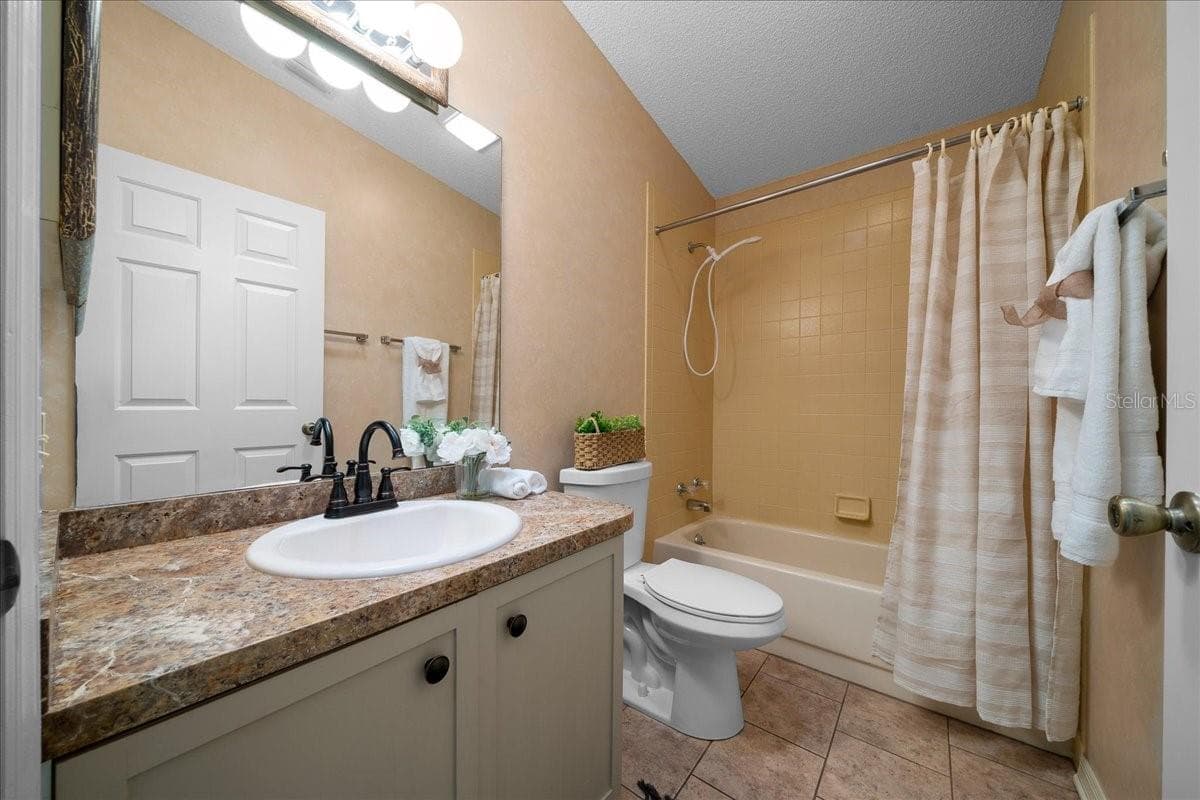 Guest Bathroom - 1133 DEL TORO DR, LADY LAKE