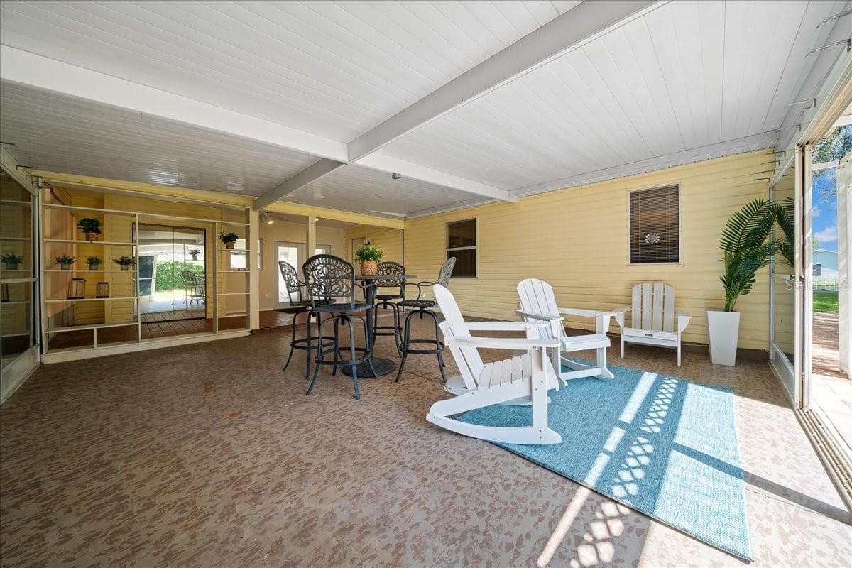Overlooking Chula Vista Golf Course - 1133 DEL TORO DR, LADY LAKE