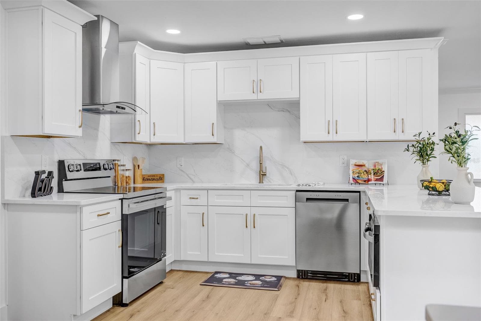 Kitchen - 22369 SOUTHSHORE DR, LAND O LAKES